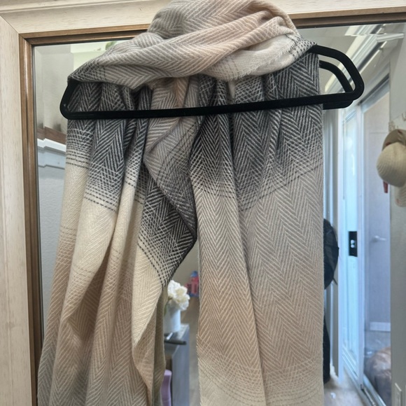 Vince Camuto Gray and Cream Accent Throw with Fringe - Picture 3 of 5